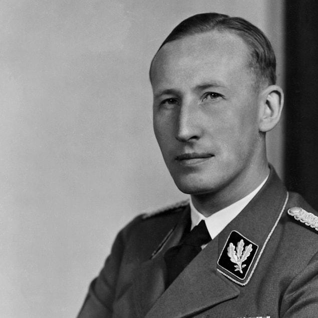 Himmler tarafından hizmete alınan Heydrich'e verilen ilk görev gizli bir haber alma teşkilatı kurmaktı.
