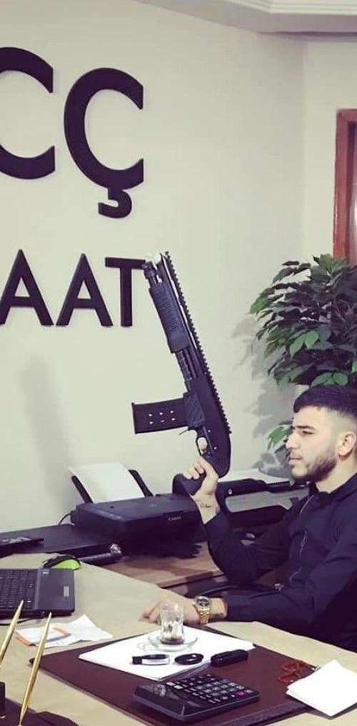 İnanması güçtü çünkü Ümitcan Uygun'un birçok silahla çekilen fotoğrafları da gündem oldu. İnsanlar bu kişinin bu kadar silaha nasıl rahatlıkla eriştiğini ve silahlarla çekilen fotoğrafları sorguladı.