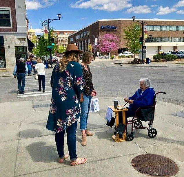 4. "100 yaşındaki büyükannem sokaktaki insanlara fal bakıyor."