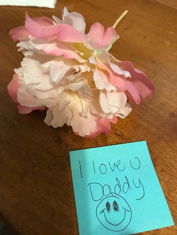 15. "Sabah çalışma masama gittiğimde bu çiçeği ve notu gördüm. Bir kez daha iyi ki babayım dedim."