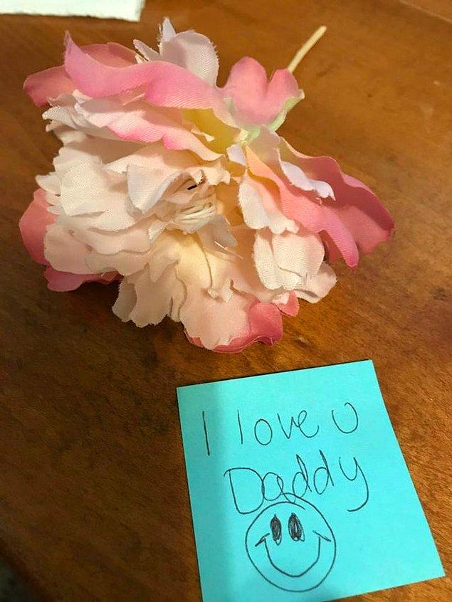 15. "Sabah çalışma masama gittiğimde bu çiçeği ve notu gördüm. Bir kez daha iyi ki babayım dedim."