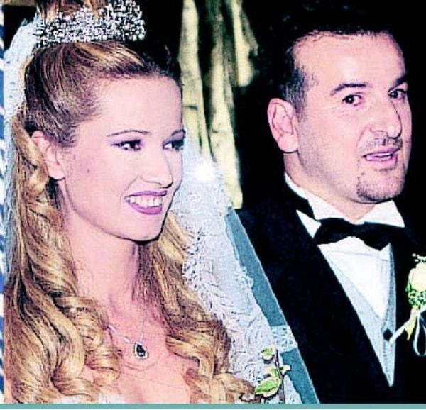 Tabii bir de evlilik yaşadı bu esnada. Gazeteci Burhan Akdağ ile 1999 yılında evlendi ancak bu evlilik 2008 yılında son buldu. Saçlar hâlâ lüleli dikkat ettiyseniz ama sanki bir diş estetiği de yapılmış gibi.