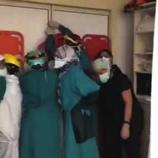 Bunun üzerine hasta yakınları hastane acilindeki sağlık personeline saldırdı.