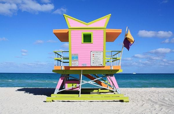 3. Sıra dışı tasarımlarıyla plajın havasını değiştiren bu cankurtaran kuleleri, Güney Florida'nın ikonik sembollerinden biri haline geldi.