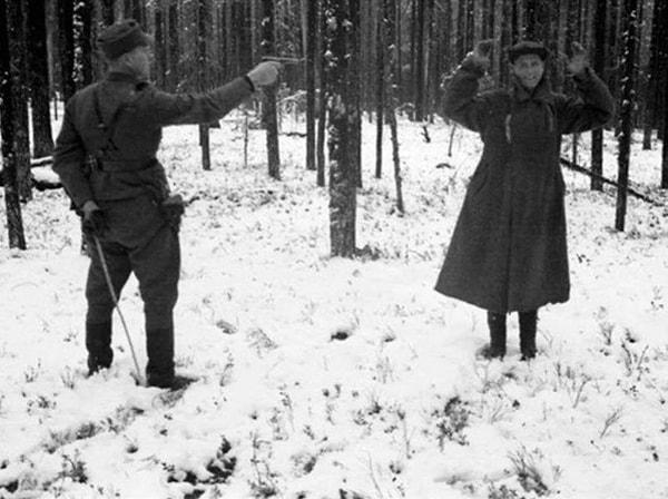 4. Kasım 1942'de yakalanan Sovyet casusu, idamı sırasında gülüyor.