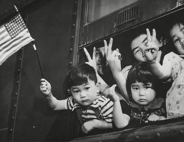 15. İkinci Dünya Savaşı sırasında Seattle'da yaşayan ABD-Japon uyruklu çocuklar, toplama kampına götürüldüklerinden habersiz trenin camından el sallıyorlar.