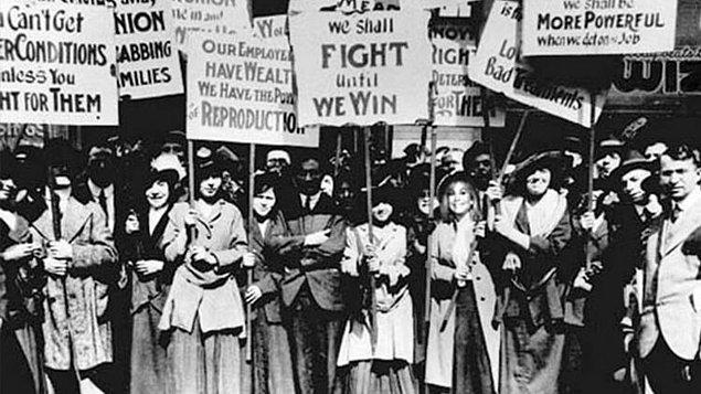 Kadınlar yüzyıllardır eşitlik, özgürlük, cinsiyetçilik, ayrımcılık, ırkçılık gibi pek çok alanda mücadele ediyor ve birtakım kazanımlar için feminizm çerçevesinde bir araya gelerek kendi hakları için savaşıyor.