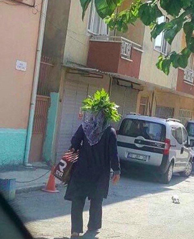 23. İzmir'de herkesin üzerinde çiçekler açar.