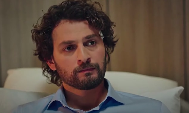 Birkan Sokullu böylesine derinlikli bir karakteri o kadar muhteşem bir şekilde canlandırmış ki vallahi ne yalan söyleyelim şaşırdık. Mimikleri, beden dili... Her şeyiyle o rolü yaşıyor resmen!