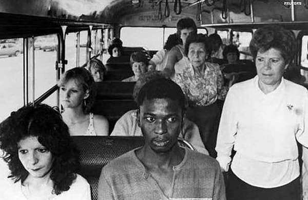 3. На этой фотографии, которая якобы сделана в Южной Африке, белые люди оказывают психологическое давление на человека, который находится на своей родной земле