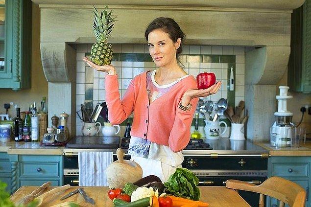 Elizabeth Peyton-Jones'un "Cook Yourself Young" adlı kitabı, Şubat 2016'da basıldı.