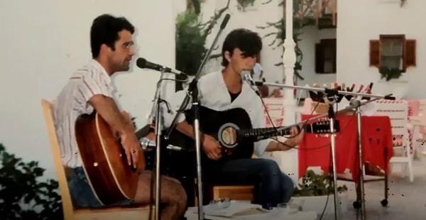 1. 25 Eylül 1970'de Samsun'da dünyaya gelen Yavuz Çetin, henüz küçük yaşlarda bağlama çalarak müziğe başladı.