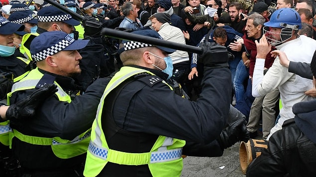 Protestocular, güvenlik güçlerine cam şişe atarken, polis de cop kullandı.