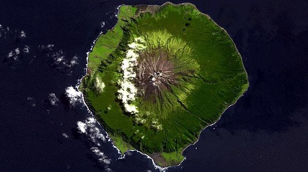 Tristan da Cunha'ya ilk yerleşim 1810 yılında gerçekleşiyor. Amerikalı Jonathan Lambert, adada yaşamı başlatan kişi olmuş fakat çok dayanamamış.