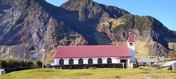 Eğer bir gün Tristan da Cunha'ya gitmeye karar verirseniz, mutlaka yanınızda bir çadır götürmeniz gerekiyor. Aksi halde bu adada konaklama yapılabilecek herhangi bir pansiyon bulunmuyor.