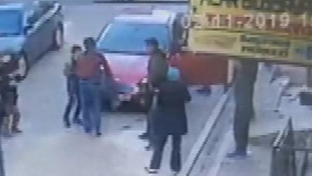Otomobilin altından çıkarılan çocuk hastaneye kaldırıldı. Tedavi altına alınan çocuğun durumunun ciddi olduğu öğrenildi.