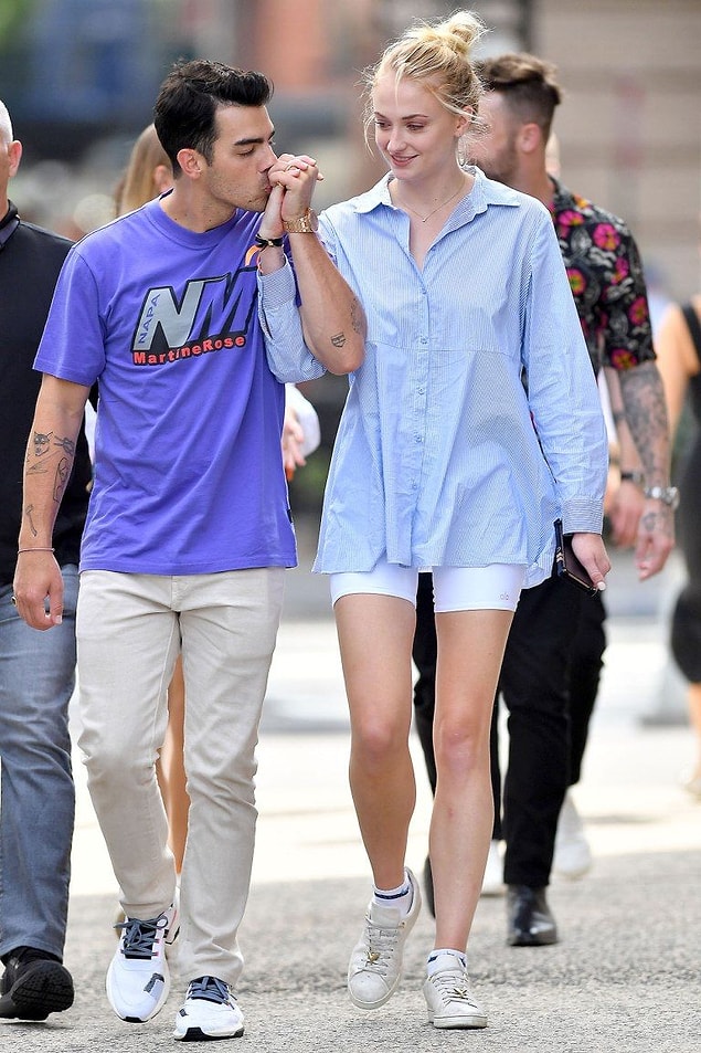 2. Gönüllerimizin Stark'ı Sophie Turner 175 cm boyunda ve eşi Joe Jonas'tan 5 cm uzun.