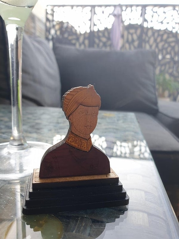 13. «Найден плавающим в море, запутавшимся в водорослях»