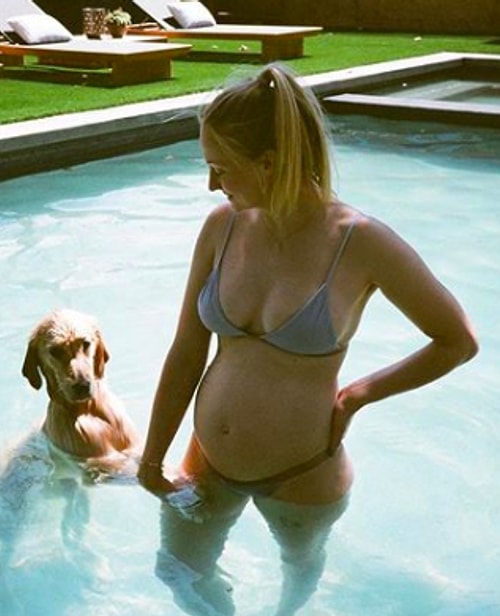 Sophie Turner ilk kez hamilelik pozlarını paylaştı!