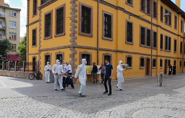 17. Maske takmayanların önüne çıkan çılgın korona ekibi.