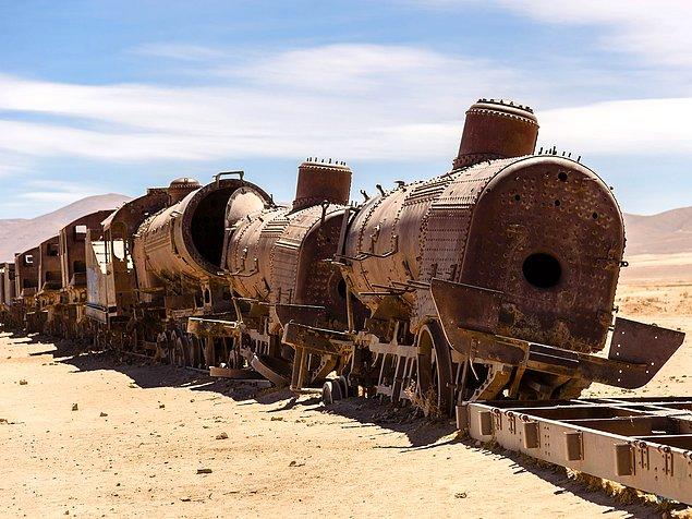 Bolivya'nın Uyuni şehrindeki eski bir maden bölgesinde 80 yıldır hiç hareket etmeyen trenler...