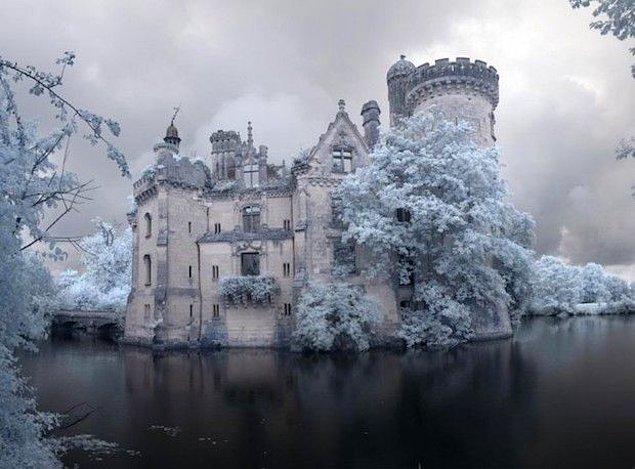 Bir masal kalesini anımsatan Château de la Mothe-Chandeniers 14. yy. Fransa'sından bizi selamlamakta... Başına birçok şey gelse de 1932'ye kadar insanlarla yaşatılan kale o tarihteki yangından beri tek başına.