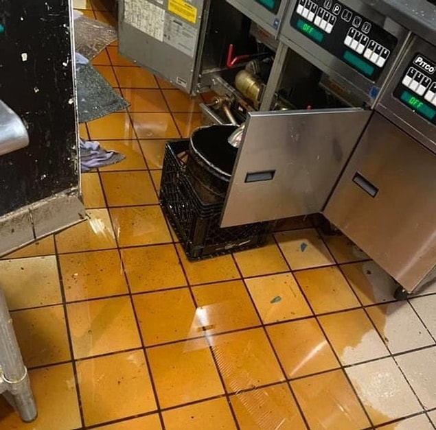 11. "İşe yeni giren çalışan, fritözdeki yağı plastik bir kovaya boşaltmaya çalıştı."