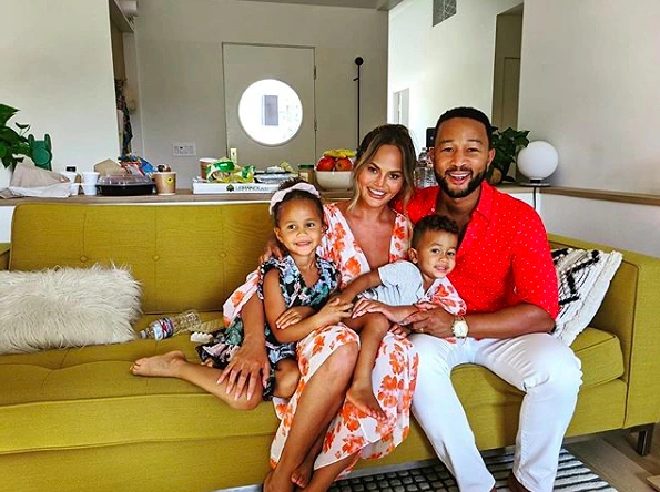 Ucuncu Kez Ebeveyn Olmaya Hazirlanan John Legend Ve Chrissy Teigen Bebeklerini Kaybettiklerini Yurek Daglayan Bir Paylasimla Duyurdu Onedio Com