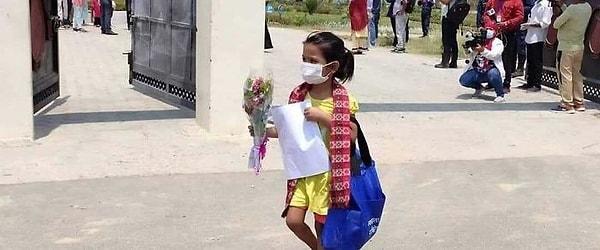 16. "Nepal'de yaşayan 7 yaşındaki kız Kovid-19'la savaşan miniklerden."