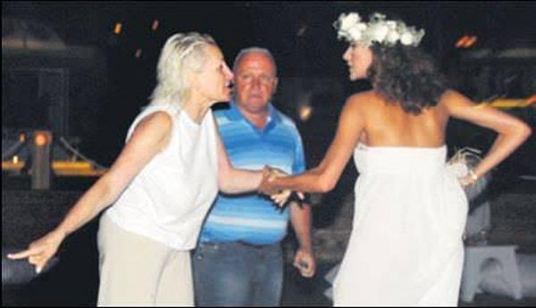 Özge Ulusoy'un yapımcı Ferruh Taşdemir ile evlendiği gün düğünü Özge Ulusoy'un ailesi bastı ve çok büyük olay çıktı. Özge de düğünün ertesi günü "Boşluğuma geldi, boşanmak istiyorum" dedi ve boşandılar. Hayat ne kadar hızlı görüyorsunuz işte...