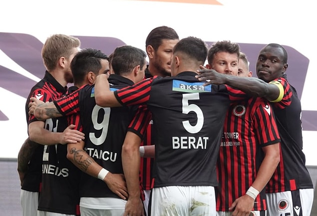 İlk yarının kalan dakikalarında başka gol olmayınca ilk yarı 1-0 Gençlerbirliği üstünlüğüyle tamamlandı.