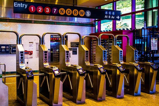 5. Otobüslerde, metroda ya da diğer toplu taşıma araçlarında turnike yoktur. Kondüktörler vardır ancak oldukça nadir. Bu kondüktörler sivil kıyafetlerle geçerler ve yolcuya herhangi bir anda biletini sorabilirler. Biletsiz seyahat etmenin cezası 60 Euro'ya kadar çıkabilir.
