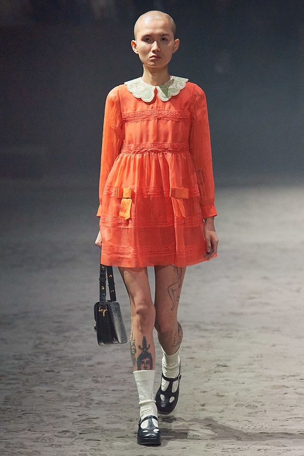 Эти платья, которые были впервые представлены на январской неделе моды в Милане, были разработаны с учетом тренда гранж 90-х и Питера Пэна.