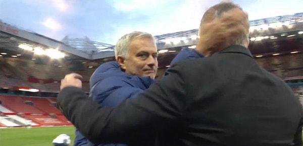Mourinho, maç sonunda Manchester United'ın çalıştırıcısı Ole Gunnar Solskjaer'in yanına giderek kameraya bakarak başını okşadı.