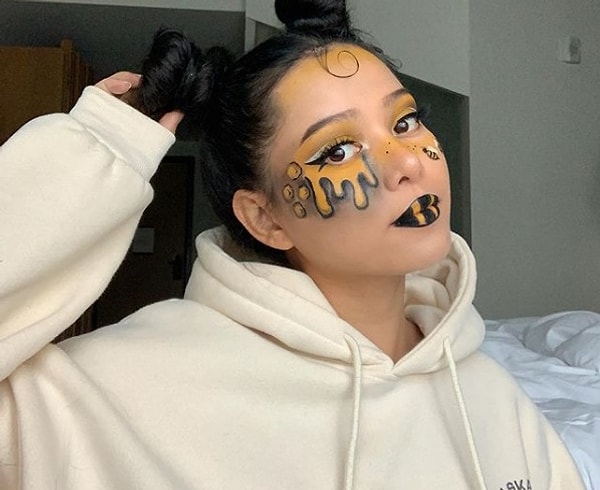 У некоторых вызывает недоумение, как она стала настолько известной благодаря видео с примитивным сценарием...