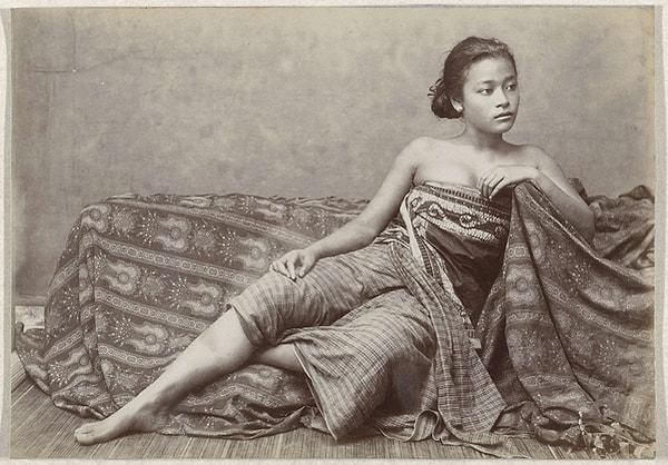 1. 1800'lerden 1900'lü yılların başlarına kadar, Malezya veya Endonezya'daki kadınlar bu şekilde giyinirdi. Kıyafet, sadece rahat ve esnek olmakla kalmayıp aynı zamanda sıcak iklimlerde çalışmak için de uygun bir seçenekti.