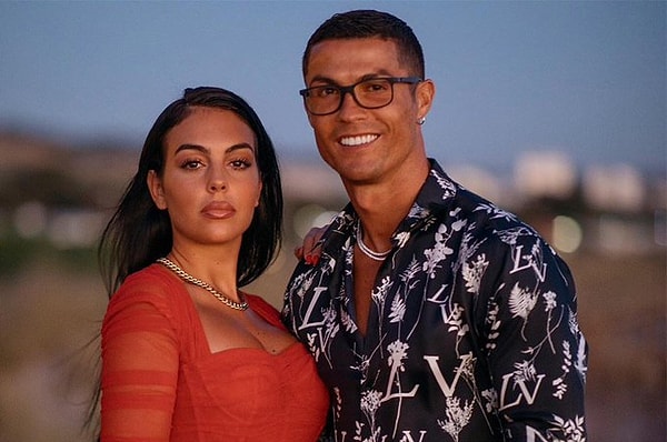 Bonus2: Cristiano Ronaldo, kız arkadaşı Georgina Rodriguez'e 615 bin Pound'luk yakut bir nişan yüzüğü almış.