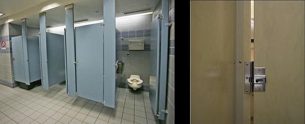 9. Umumi tuvaletlerde kapı altlarında, üstlerinde ve kenarlarda içeriyi görebileceğiniz büyük boşluklar bulunur. Aslında dikkatlice bakmadığınız sürece içeriyi gözetlemeniz pek mümkün değil.