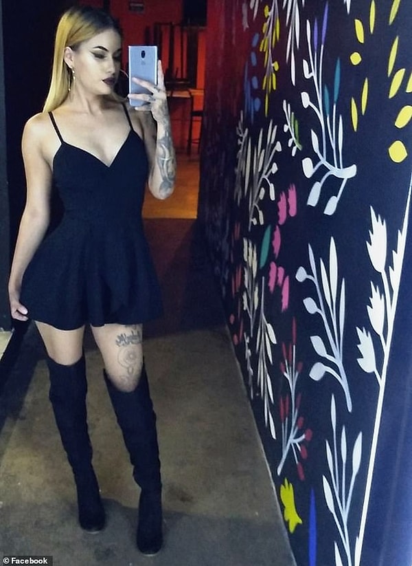 На кадрах, попавших в социальные сети, молодая женщина играет роль жертвы, а ее друзья изображают вооруженную преступную группировку.