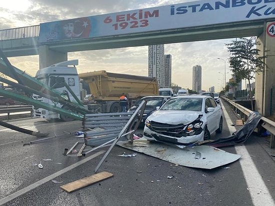Kartal'da Vinç Üst Geçide Çarptı Reklam Panosu Araçların Üzerine Devrildi