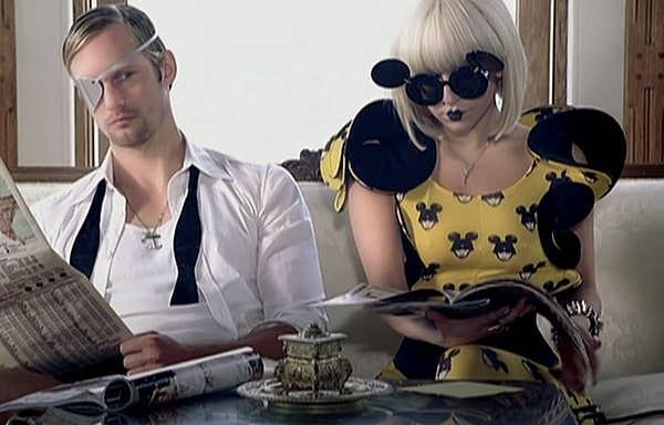 4. Gaga, "Papparazi" de sevgilisini zehirleyip öldürürken bu fotoğraftaki Mickey Mouse güneş gözlüklerini ve sarı elbisesini giyiyor.