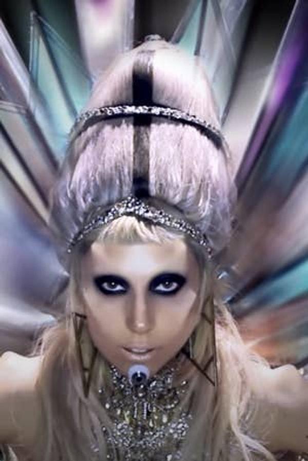 17. Kliplerinde dini sembolizm kullanmaya yabancı olmayan Gaga, bu yüzden "Born This Way" de tanrısal bir karakteri canlandırırken saç modeli bir papa şapkasına benziyor.