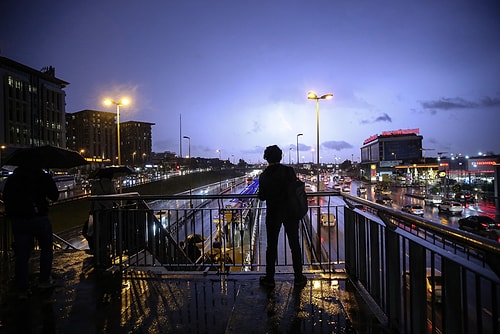 Araç Sahiplerinin Dolu Yağışına Karşı Teyakkuza Geçtiği İstanbul'da Sağanak Etkili Oldu