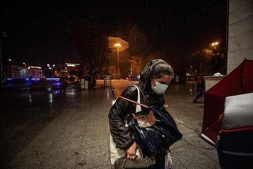 Araç Sahiplerinin Dolu Yağışına Karşı Teyakkuza Geçtiği İstanbul'da Sağanak Etkili Oldu