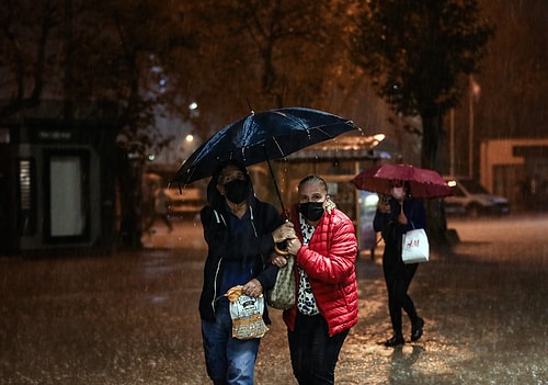 Araç Sahiplerinin Dolu Yağışına Karşı Teyakkuza Geçtiği İstanbul'da Sağanak Etkili Oldu