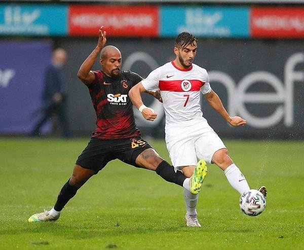 Galatasaraylı Marcao ve Brendford forması giyen Milli oyuncu Halil Dervişoğlu ikili mücadele sonrası gergin anlar yaşadı.