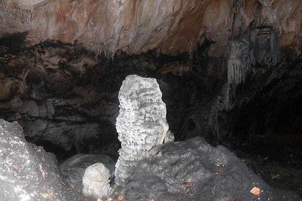 Mağaranın içinde, sarkıtlar, dikitler ve bir su birikintisi mevcut.