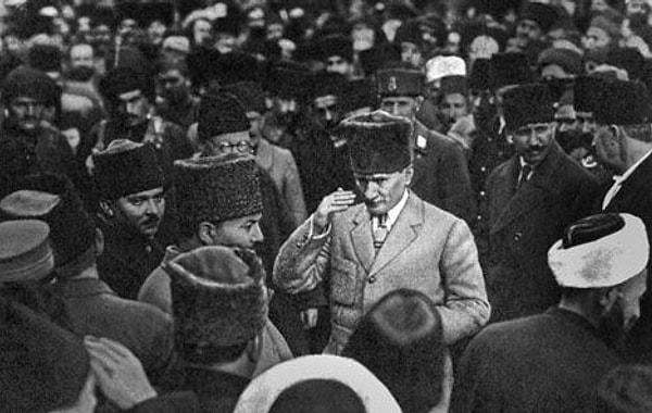 Atatürk birey ile devletin karşılıklı ilişkisini yapay devlet anlayışı ile temellendirir. Ona göre bireyler bir araya gelir ve sözleşme ile devleti kurarak vatandaş olurlar. Bu yüzden de iradelerinin bir kısmını devlete devrederler.