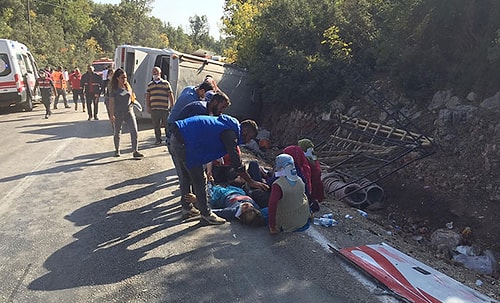 Mersin'de Tarım İşçisi Taşıyan Midibüs Devrildi: 1 Ölü, 28 Yaralı