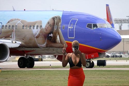 Göğüs Dekolteli Elbisesi Yüzünden Uçağa Alınmayan Kadın: 'Uçuşuma Alınmadım Çünkü Göğüslerim Çok İffetsiz, Açık ve Müstehcen'